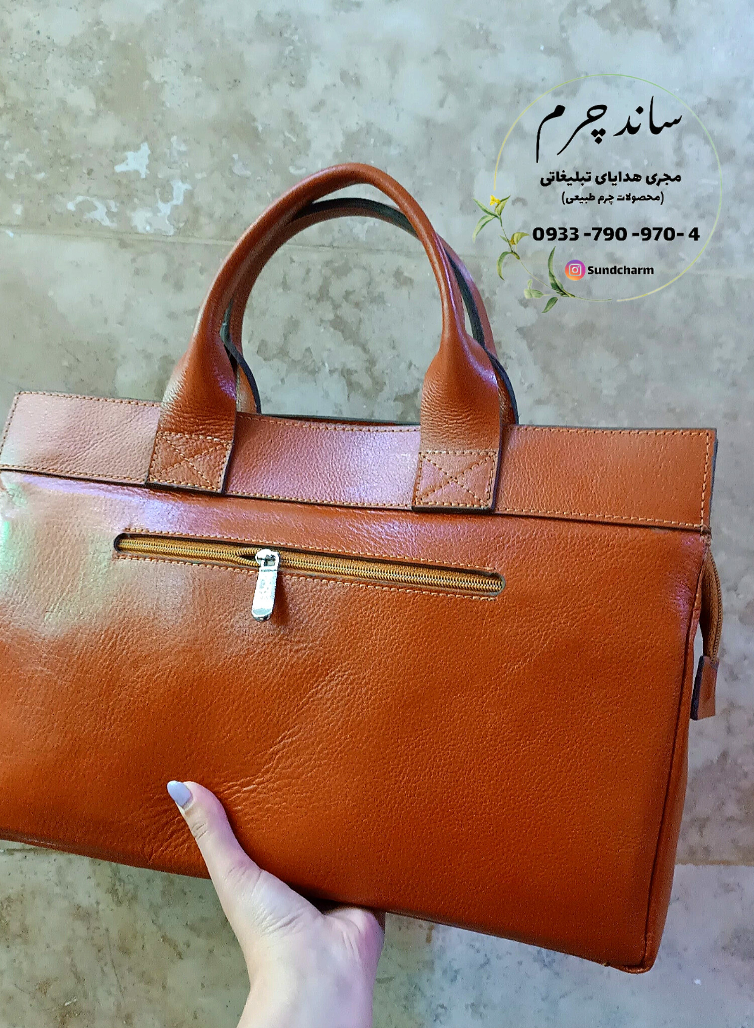  این کیف چرم در مراسم رسمی و غیر رسمی موجب شیک تر نشان دادن استایل شما می‌باشد.کیف جا دار و راحت برای بانوان شیک پوشچرم طبیعی گاویابعاد: 36*25*10رنگ عسلی 